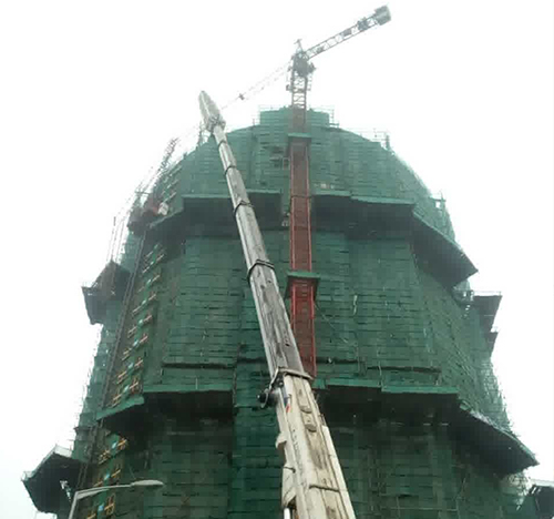 爱民吊车在工地上作业